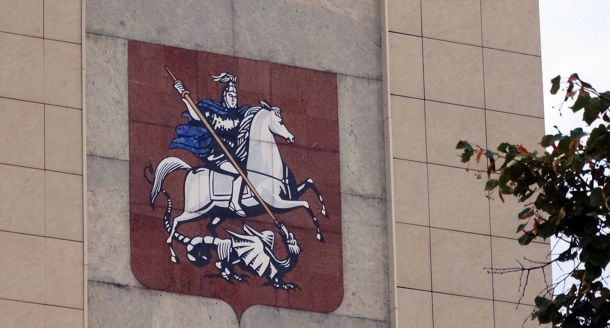 Герб Москвы на здании Мосгорсуда. Фото Нины Тумановой для "Кавказского узла" Герб Москвы на здании Мосгорсуда. Фото Нины Тумановой для "Кавказского узла"