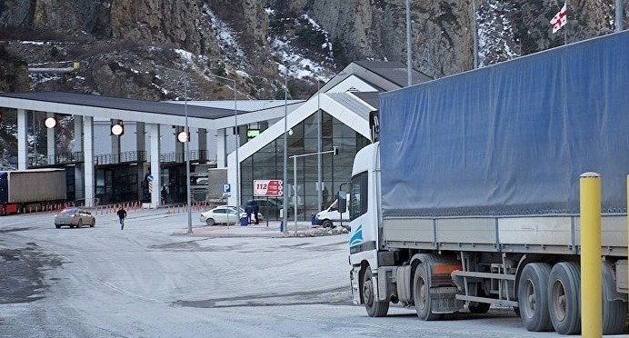 Грузовик на Военно-Грузинской дороге. Фото пресс-служба МЧС https://26.mchs.gov.ru/deyatelnost/press-centr/operativnaya-informaciya/4627696 Грузовик на Военно-Грузинской дороге. Фото пресс-служба МЧС https://26.mchs.gov.ru/deyatelnost/press-centr/operativnaya-informaciya/4627696