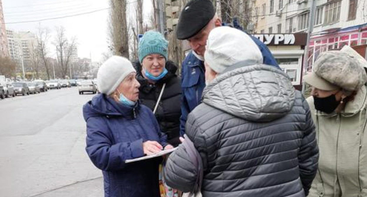 Сбор подписей против ввода системы QR-кодов . Фото пресс-службы КПРФ https://kprf.ru/actions/kprf/206758.html Сбор подписей против ввода системы QR-кодов . Фото пресс-службы КПРФ https://kprf.ru/actions/kprf/206758.html