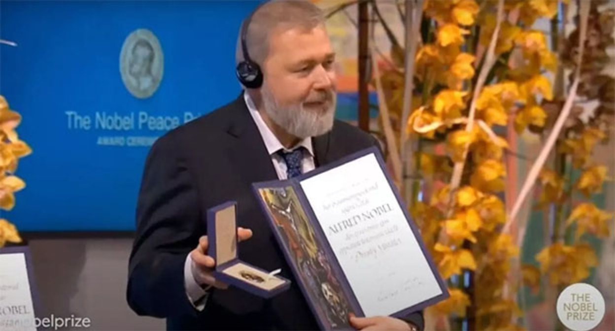 Дмитрий Муратов на церемонии вручения Нобелевской премии. Скриншот видео https://www.ridus.ru/news/368413 Дмитрий Муратов на церемонии вручения Нобелевской премии. Скриншот видео https://www.ridus.ru/news/368413
