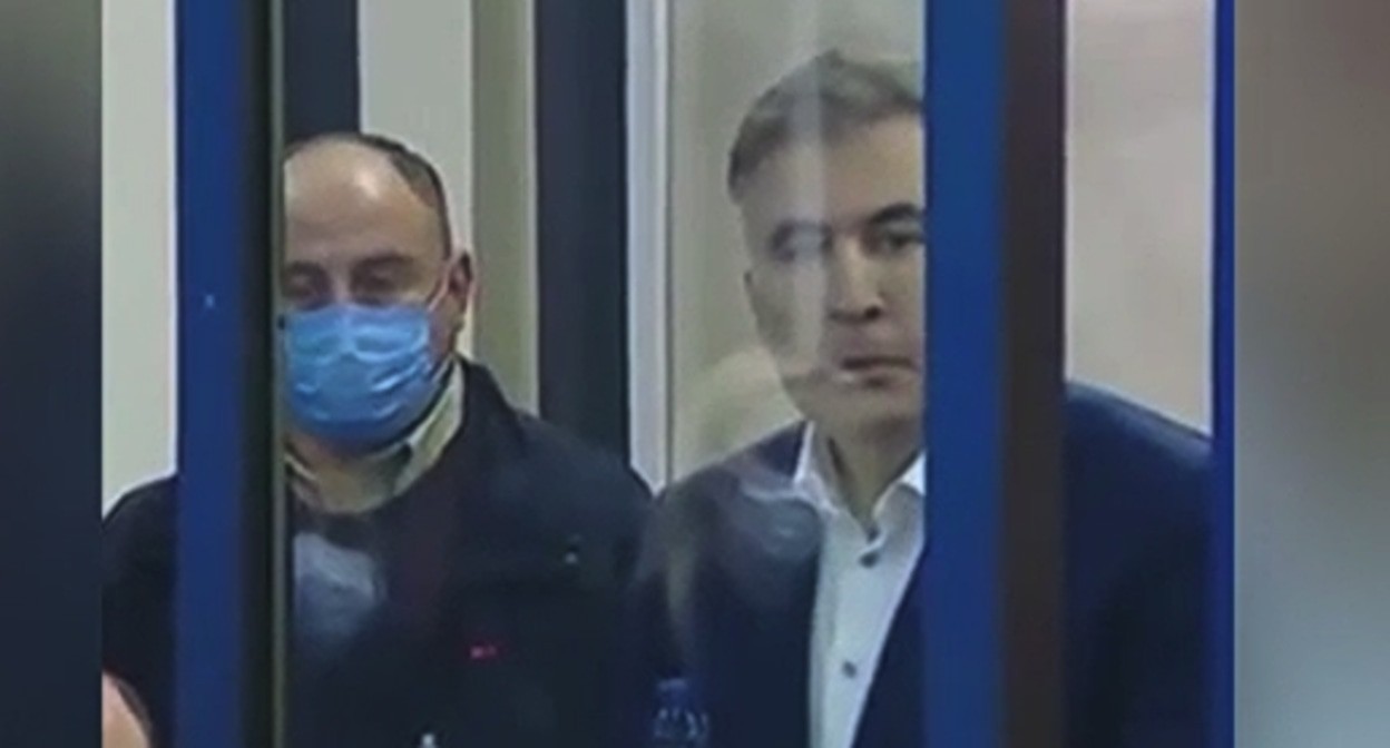 Михаил Саакашвили в зале суда. Кадр видео РЕН ТВ https://ren.tv/news/v-mire/909370-saakashvili-iz-zala-suda-prizval-storonnikov-prodolzhat-protesty Михаил Саакашвили в зале суда. Кадр видео РЕН ТВ https://ren.tv/news/v-mire/909370-saakashvili-iz-zala-suda-prizval-storonnikov-prodolzhat-protesty