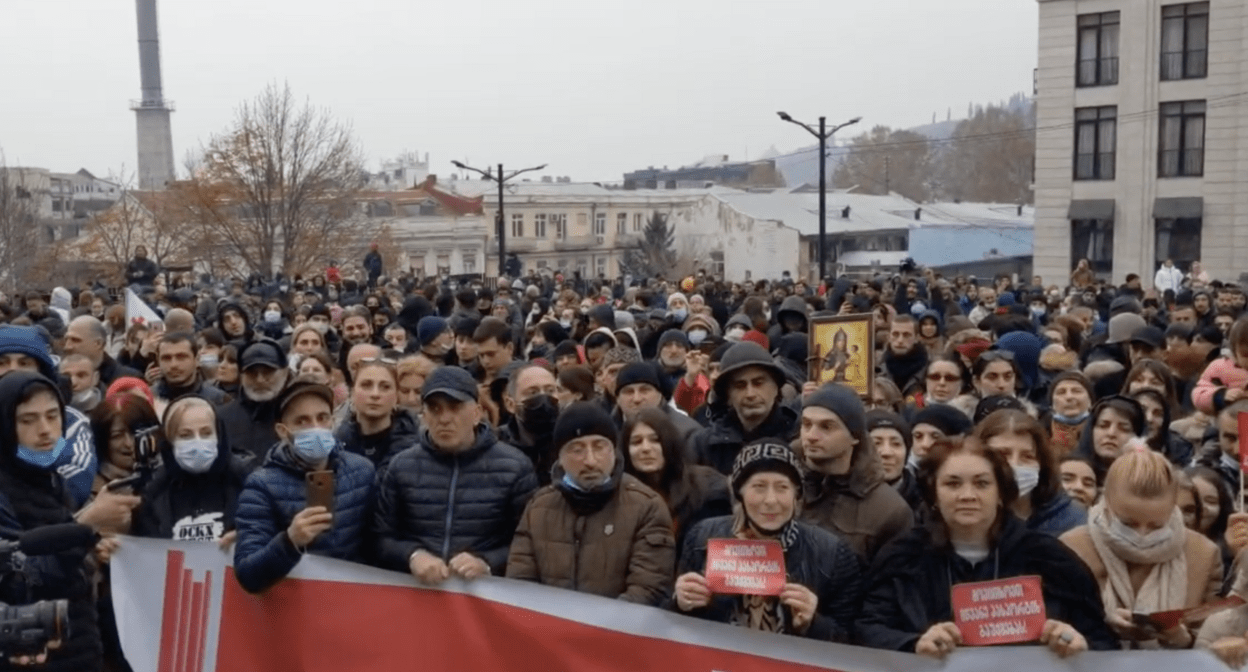 Участники акции протеста против "Зеленых паспортов" в Тбилиси, 12 декабря 2021 года. Скриншот со страницы https://www.facebook.com/NEWSGEORGIA/posts/4717660634947910 Участники акции протеста против "Зеленых паспортов" в Тбилиси, 12 декабря 2021 года. Скриншот со страницы https://www.facebook.com/NEWSGEORGIA/posts/4717660634947910