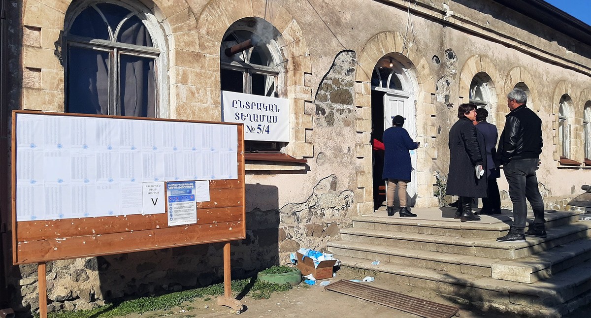 Избирательный участок № 5/4 в селе Гиши Мартунинского района Нагорного Карабаха. 10 декабря 2021 года. Фото Алвард Григорян для "Кавказского узла". Избирательный участок № 5/4 в селе Гиши Мартунинского района Нагорного Карабаха. 10 декабря 2021 года. Фото Алвард Григорян для "Кавказского узла".