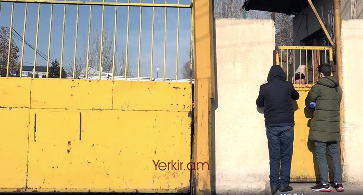 Ворота автопарка в Ереване.Кадр видео https://www.facebook.com/watch/live/?ref=watch_permalink&v=276869917832510 Ворота автопарка в Ереване.Кадр видео https://www.facebook.com/watch/live/?ref=watch_permalink&v=276869917832510