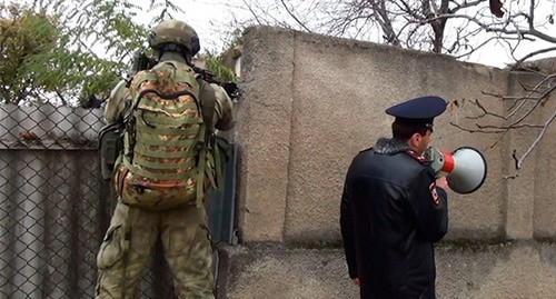 Силовики во время проведения КТО. Фото: http://nac.gov.ru/kontrterroristicheskie-operacii/v-kbr-unichtozhen-bandit-prichastnyy-k-rasstrelu.html Силовики во время проведения КТО. Фото: http://nac.gov.ru/kontrterroristicheskie-operacii/v-kbr-unichtozhen-bandit-prichastnyy-k-rasstrelu.html