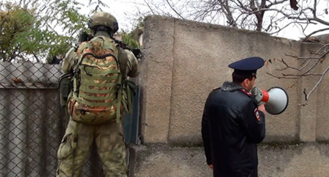 Силовики во время проведения КТО. Фото: http://nac.gov.ru/kontrterroristicheskie-operacii/v-kbr-unichtozhen-bandit-prichastnyy-k-rasstrelu.html Силовики во время проведения КТО. Фото: http://nac.gov.ru/kontrterroristicheskie-operacii/v-kbr-unichtozhen-bandit-prichastnyy-k-rasstrelu.html