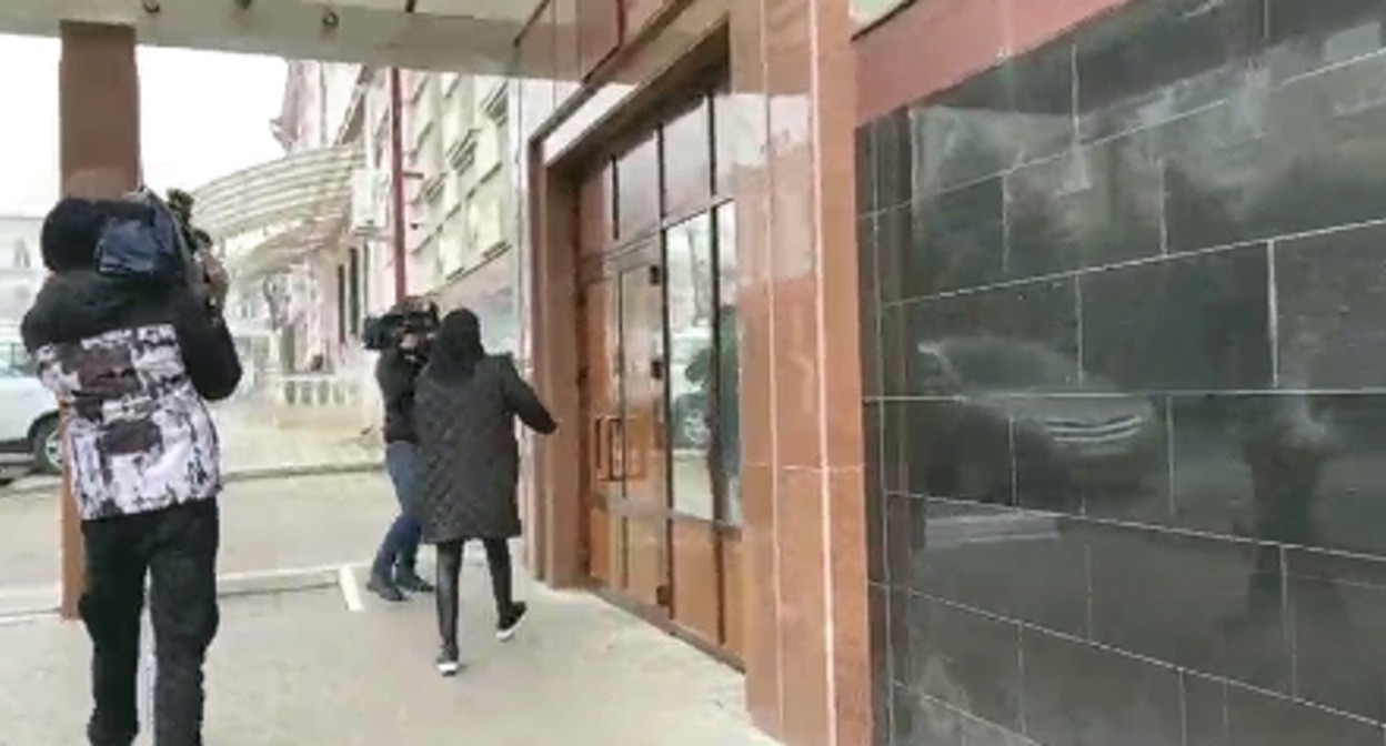 Земфира Цкаева заходит в здание Верховного суда,. Кадр видео https://t.me/osnovanews/9276 Земфира Цкаева заходит в здание Верховного суда,. Кадр видео https://t.me/osnovanews/9276