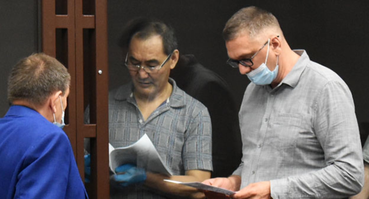 Михаил Музраев (в центре) общается с адвокатами. Фото Константина Волгина для "Кавказского узла" Михаил Музраев (в центре) общается с адвокатами. Фото Константина Волгина для "Кавказского узла"