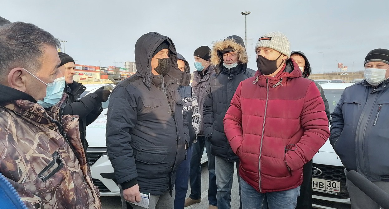 Акция таксистов в Волгограде. Фото Ольги Черкасовой для "Кавказского узла" Акция таксистов в Волгограде. Фото Ольги Черкасовой для "Кавказского узла"