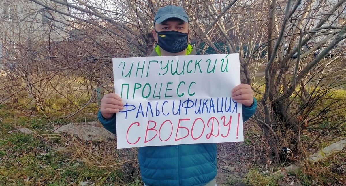 Активист Иван Зевакин проводит одиночный пикет у здания Кисловодского городского суда. Фото Алены Садовской для "Кавказского узла" Активист Иван Зевакин проводит одиночный пикет у здания Кисловодского городского суда. Фото Алены Садовской для "Кавказского узла"