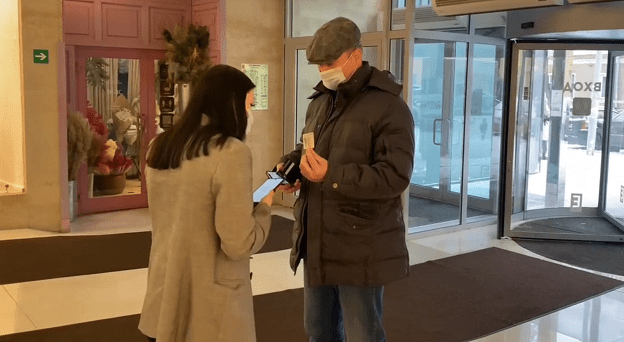 Проверка QR-кодов в торговом центре. Кадр видеосюжета ВЕСТИ УРАЛ www.youtube.com/watch?v=A4hIZLABMpQ Проверка QR-кодов в торговом центре. Кадр видеосюжета ВЕСТИ УРАЛ www.youtube.com/watch?v=A4hIZLABMpQ