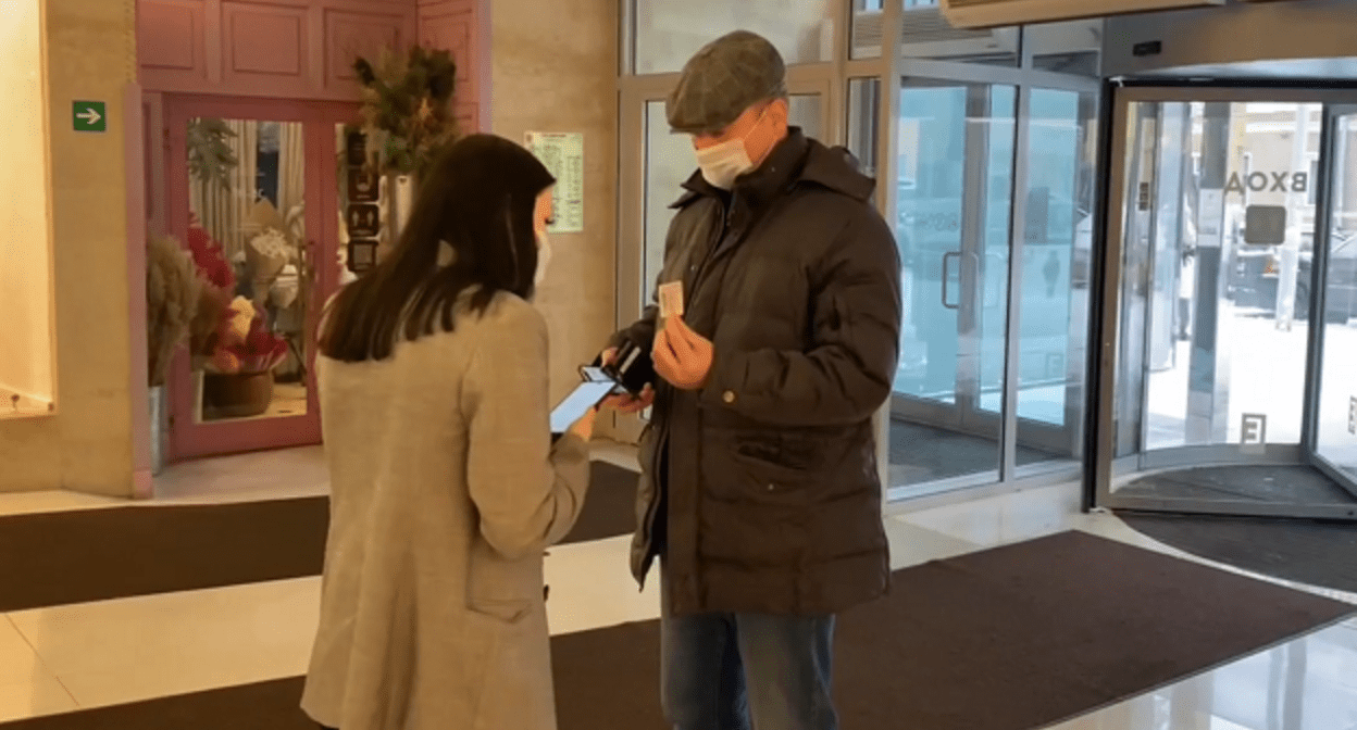 Проверка QR-кодов в торговом центре. Кадр видеосюжета ВЕСТИ УРАЛ www.youtube.com/watch?v=A4hIZLABMpQ Проверка QR-кодов в торговом центре. Кадр видеосюжета ВЕСТИ УРАЛ www.youtube.com/watch?v=A4hIZLABMpQ