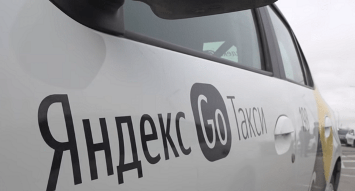 Автомобиль "Яндекс. Такси". Кадр видеосюжета Высота 102 www.youtube.com/watch?v=S7f_aj46Q-0 Автомобиль "Яндекс. Такси". Кадр видеосюжета Высота 102 www.youtube.com/watch?v=S7f_aj46Q-0