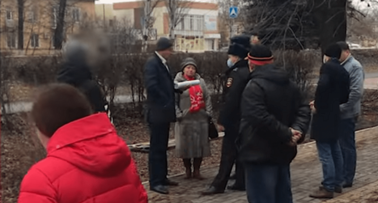 Противники QR-кодов в Шахтах. Кадр видео "Кавказского узла". Противники QR-кодов в Шахтах. Кадр видео "Кавказского узла".