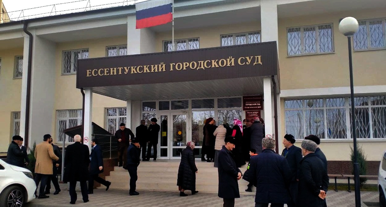 Группа поддержки ингушских активистов возле Ессентукского городского суда. Ноябрь 2021 г. Фото Алены Садовской для "Кавказского узла" Группа поддержки ингушских активистов возле Ессентукского городского суда. Ноябрь 2021 г. Фото Алены Садовской для "Кавказского узла"