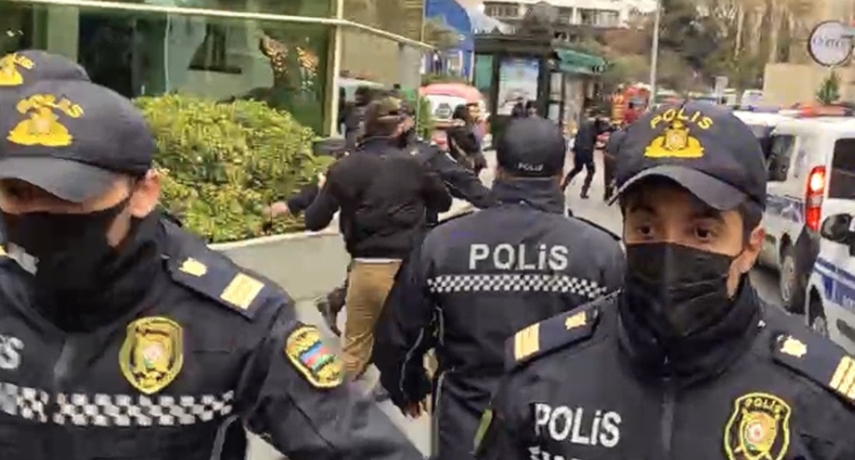 Задержание участников акции в поддержку Салеха Рустамова. Кадр видео MEDIAN TV https://www.facebook.com/MeydanTelevision/videos/5146199622076914 Задержание участников акции в поддержку Салеха Рустамова. Кадр видео MEDIAN TV https://www.facebook.com/MeydanTelevision/videos/5146199622076914