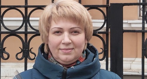 Галина Паркова у входа в Ростовский облсуд. Фото Константина Волгина для "Кавказского узла" Галина Паркова у входа в Ростовский облсуд. Фото Константина Волгина для "Кавказского узла"