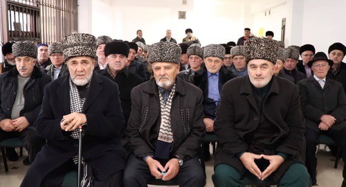 Совет тейпов Ингушетии. Скриншот с видео Совета тейпов ингушского народа в Youtube, 
https://www.youtube.com/watch?v=P46m0ccmHrA&feature=youtu.be