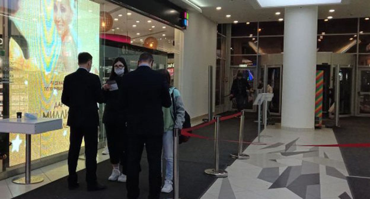 Проверка QR-кодов в торговом центре. Фото Яры Гуляевой, Юга.ру Проверка QR-кодов в торговом центре. Фото Яры Гуляевой, Юга.ру