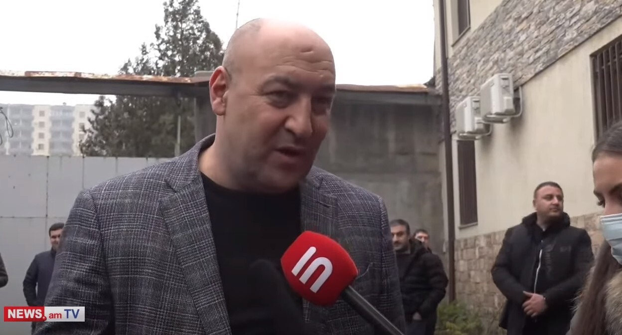 Манвел Парамазян дает интервью после освобождения под залог, 18 декабря 2021 года. Стопкадр из видео на Youtube-канале «NEWS AM» https://www.youtube.com/watch?v=11xicJotZrM Манвел Парамазян дает интервью после освобождения под залог, 18 декабря 2021 года. Стопкадр из видео на Youtube-канале «NEWS AM» https://www.youtube.com/watch?v=11xicJotZrM