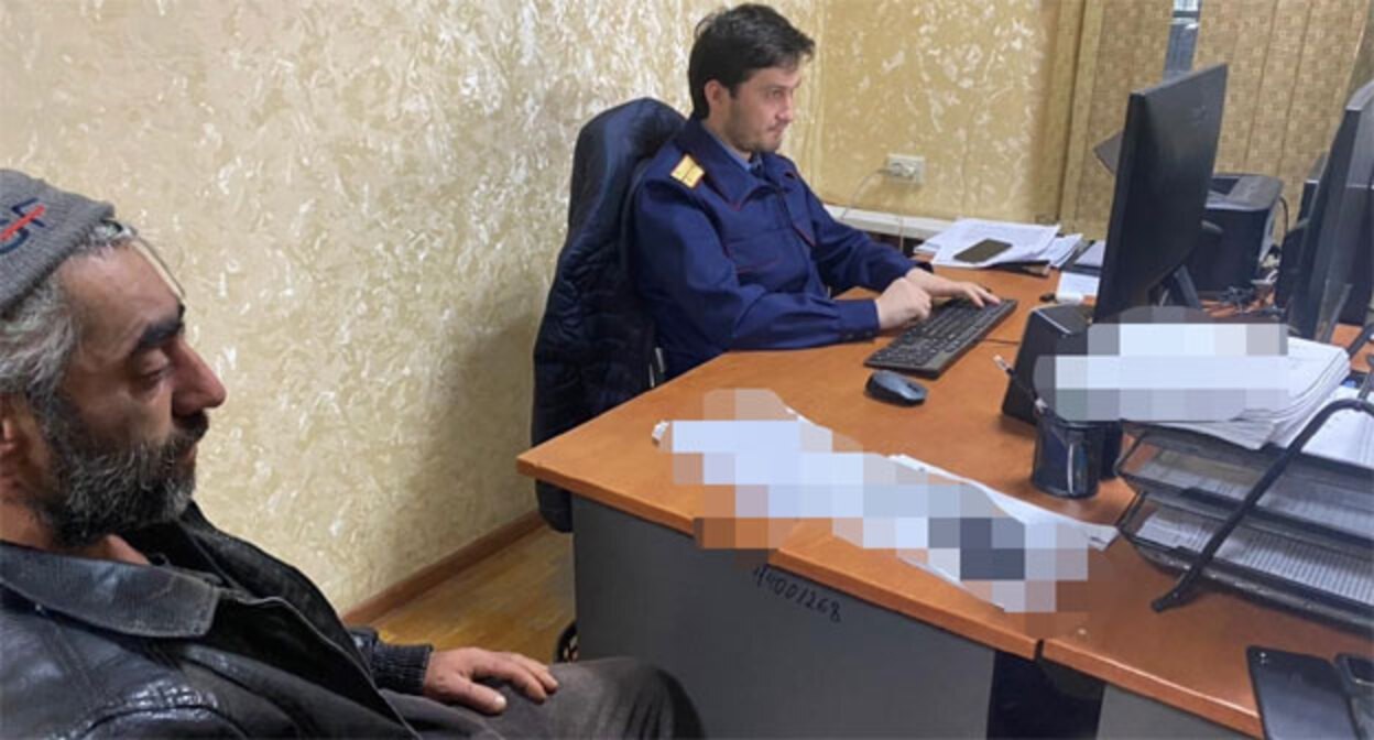 Задержанный в кабинете следователя. Фото: пресс-служба СУ СКР по Дагестану https://dagestan.sledcom.ru/news/item/1640341/ Задержанный в кабинете следователя. Фото: пресс-служба СУ СКР по Дагестану https://dagestan.sledcom.ru/news/item/1640341/
