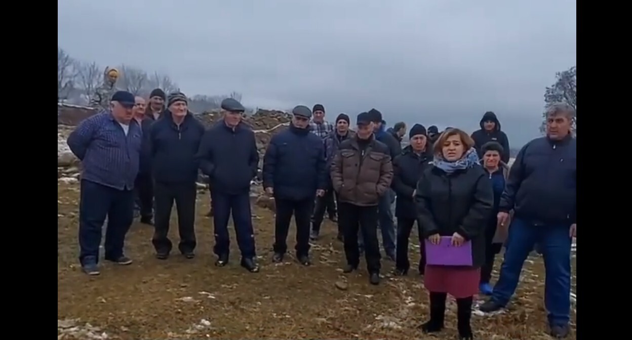 Жители села Хаталдон просят власти провести проверку законности установки вышки сотовой связи. Стопкадр из видео https://www.instagram.com/tv/CXqdm4Ho6ob/ Жители села Хаталдон просят власти провести проверку законности установки вышки сотовой связи. Стопкадр из видео https://www.instagram.com/tv/CXqdm4Ho6ob/