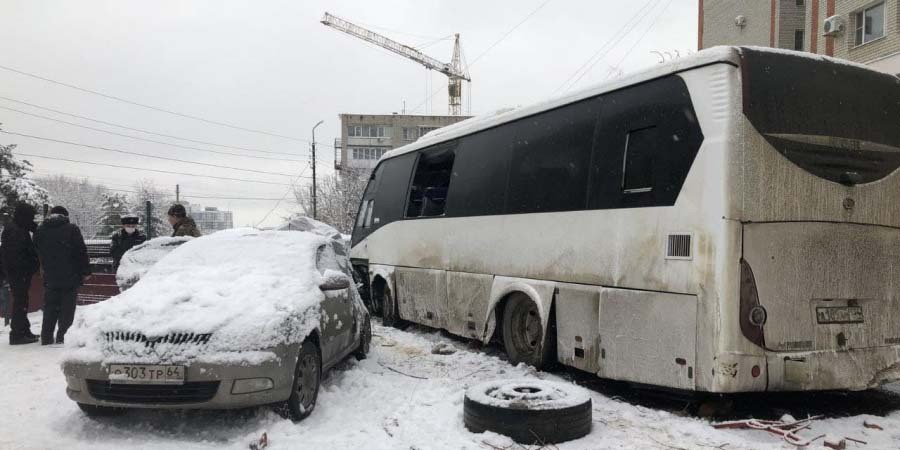 Последствия аварии автобуса в Саратове Фото: областная служба спасения, ГИБДД https://www.4vsar.ru/news/v-bolnicah-saratova-ostautsya-chetvero-157980/?utm_source=yxnews&utm_medium=desktop Последствия аварии автобуса в Саратове Фото: областная служба спасения, ГИБДД https://www.4vsar.ru/news/v-bolnicah-saratova-ostautsya-chetvero-157980/?utm_source=yxnews&utm_medium=desktop