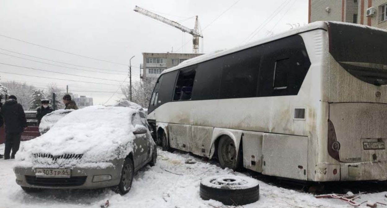 Последствия аварии автобуса в Саратове Фото: областная служба спасения, ГИБДД https://www.4vsar.ru/news/v-bolnicah-saratova-ostautsya-chetvero-157980/?utm_source=yxnews&utm_medium=desktop Последствия аварии автобуса в Саратове Фото: областная служба спасения, ГИБДД https://www.4vsar.ru/news/v-bolnicah-saratova-ostautsya-chetvero-157980/?utm_source=yxnews&utm_medium=desktop
