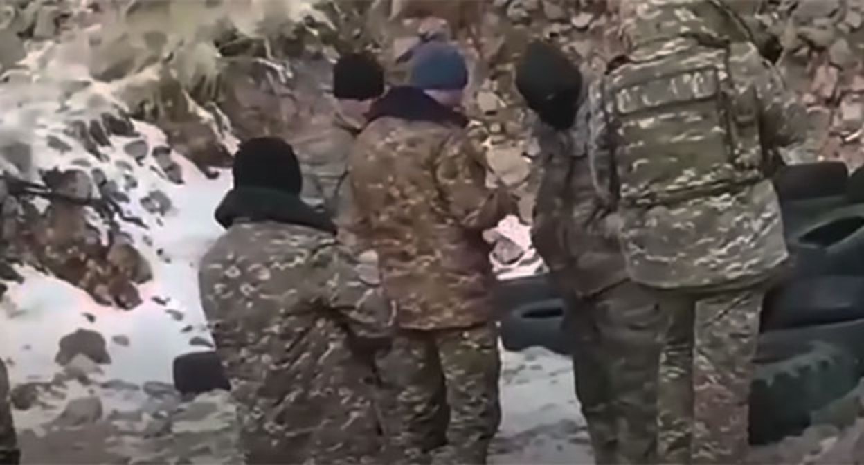 Пленение азербайджанских солдат. Скриншот видео https://www.youtube.com/watch?v=2CVSoBw8LWU Пленение азербайджанских солдат. Скриншот видео https://www.youtube.com/watch?v=2CVSoBw8LWU