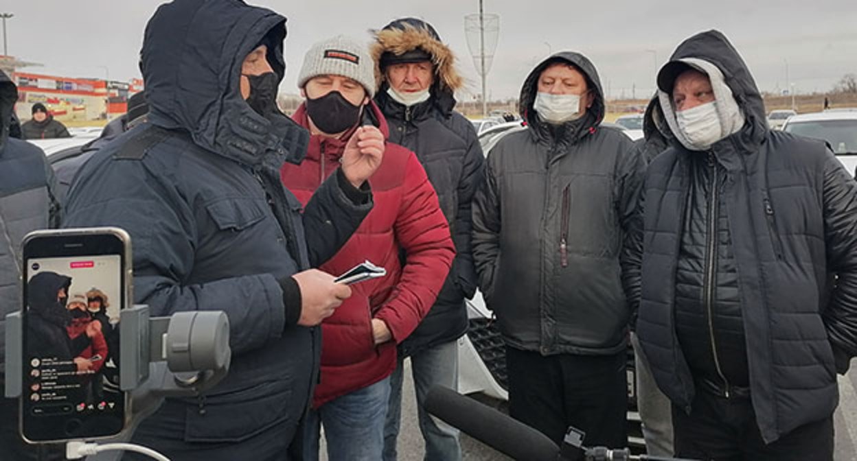 Забастовка волгоградских таксистов. Волгоград, 13 декабря 2021 г. Фото Ольги Черкасовой для "Кавказского узла" Забастовка волгоградских таксистов. Волгоград, 13 декабря 2021 г. Фото Ольги Черкасовой для "Кавказского узла"