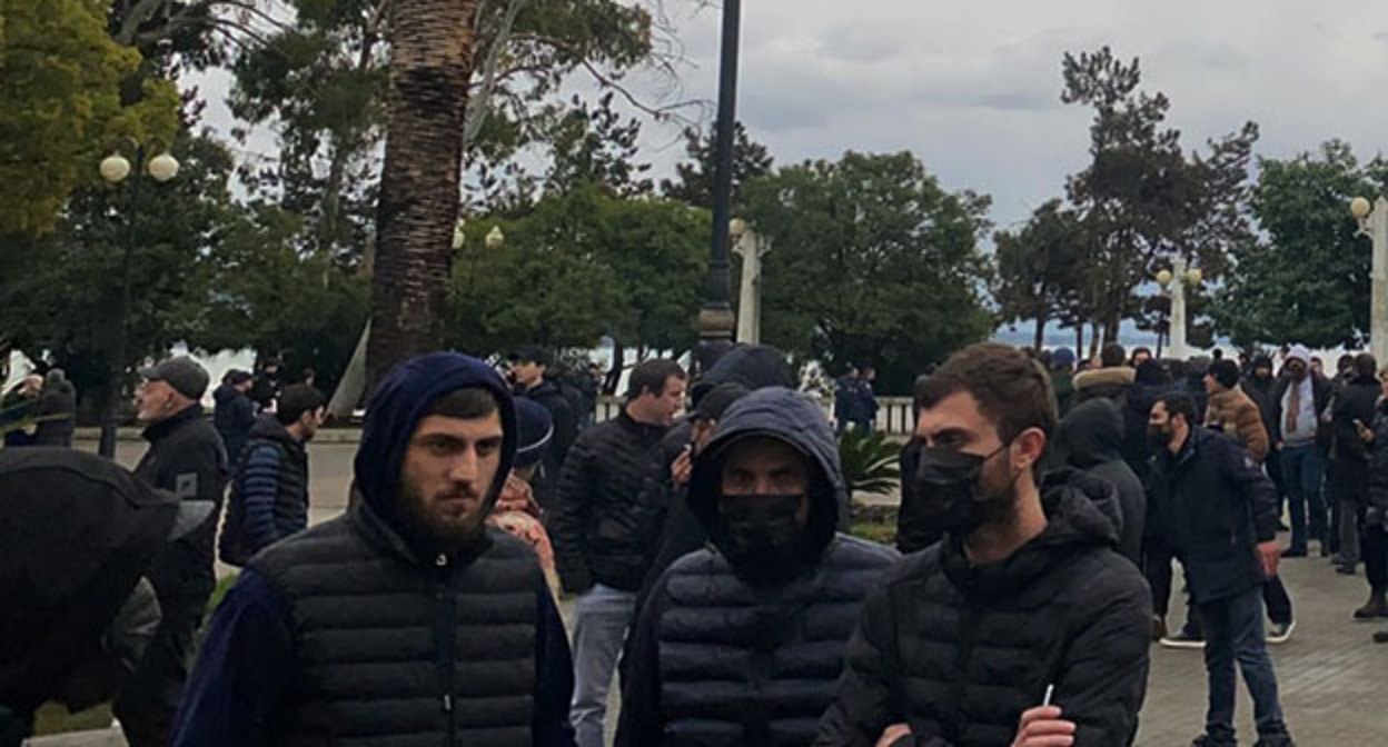 Митинг оппозиции в центре Сухума. 21 декабря 2021 г. Фото: РЕСПУБЛИКАНСКОЕ ГОСУДАРСТВЕННОЕ УЧРЕЖДЕНИЕ "АПСНЫПРЕСС" https://apsnypress.info/ru/item/5819-v-sukhume-prokhodit-miting-oppozitsionnykh-politicheskikh-sil Митинг оппозиции в центре Сухума. 21 декабря 2021 г. Фото: РЕСПУБЛИКАНСКОЕ ГОСУДАРСТВЕННОЕ УЧРЕЖДЕНИЕ "АПСНЫПРЕСС" https://apsnypress.info/ru/item/5819-v-sukhume-prokhodit-miting-oppozitsionnykh-politicheskikh-sil