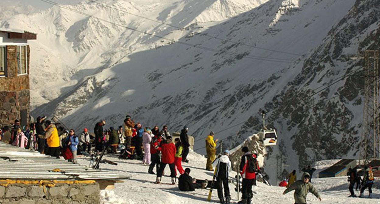 Туристы в Приэльбрусье. КБР. Фото: ГК ЭЛЬБРУС АЗАУ https://prielbrusie-ski.ru/ropeways-slopes/elbrus-azau/ Туристы в Приэльбрусье. КБР. Фото: ГК ЭЛЬБРУС АЗАУ https://prielbrusie-ski.ru/ropeways-slopes/elbrus-azau/