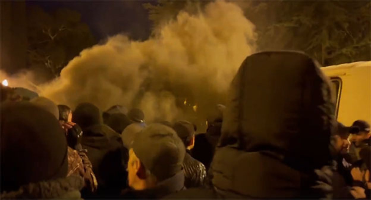 Применение дымовых шашек на акции протеста в Сухуме. Скриншот видео https://vk.com/dtpsochi?z=video-41267621_456245089%2F080d93f0cfb878c846%2Fpl_wall_-41267621 Применение дымовых шашек на акции протеста в Сухуме. Скриншот видео https://vk.com/dtpsochi?z=video-41267621_456245089%2F080d93f0cfb878c846%2Fpl_wall_-41267621