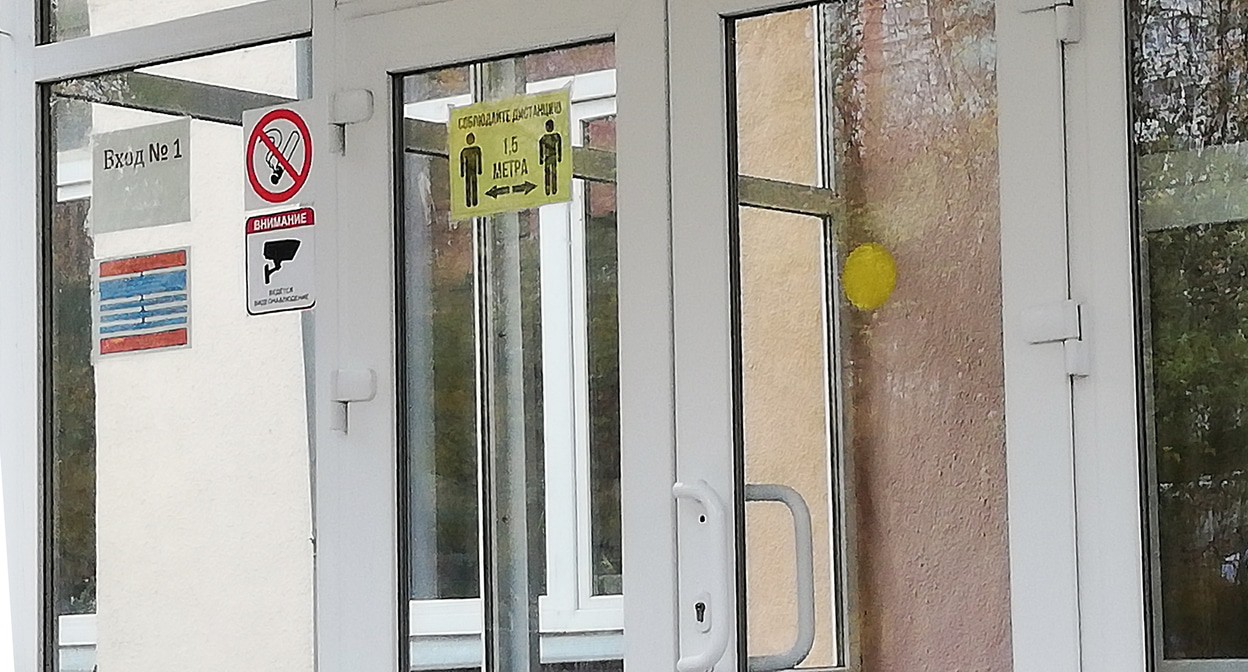 Вход в школу. Фото Нины Тумановой для "Кавказского узла" Вход в школу. Фото Нины Тумановой для "Кавказского узла"