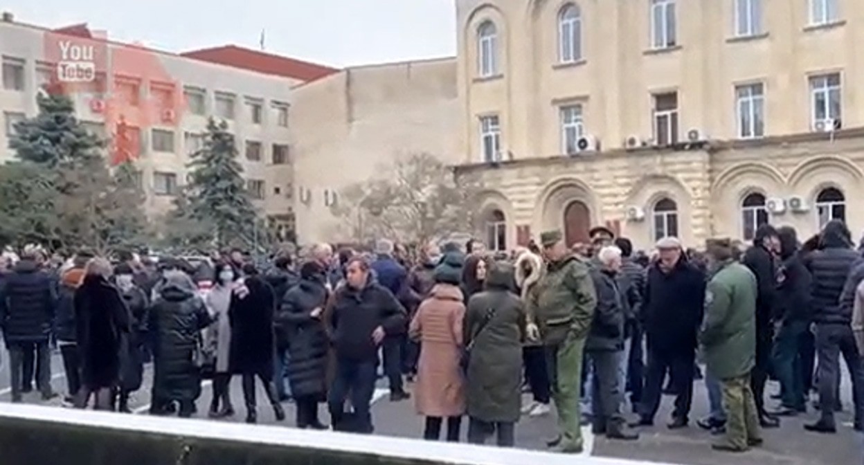 Участники митинга с требованием отставки президента Аслана Бжании. Кадр видео РЕН ТВ https://ren.tv/news/v-mire/917952-v-abkhazii-oppozitsiia-popytalas-prorvatsia-v-parlament Участники митинга с требованием отставки президента Аслана Бжании. Кадр видео РЕН ТВ https://ren.tv/news/v-mire/917952-v-abkhazii-oppozitsiia-popytalas-prorvatsia-v-parlament