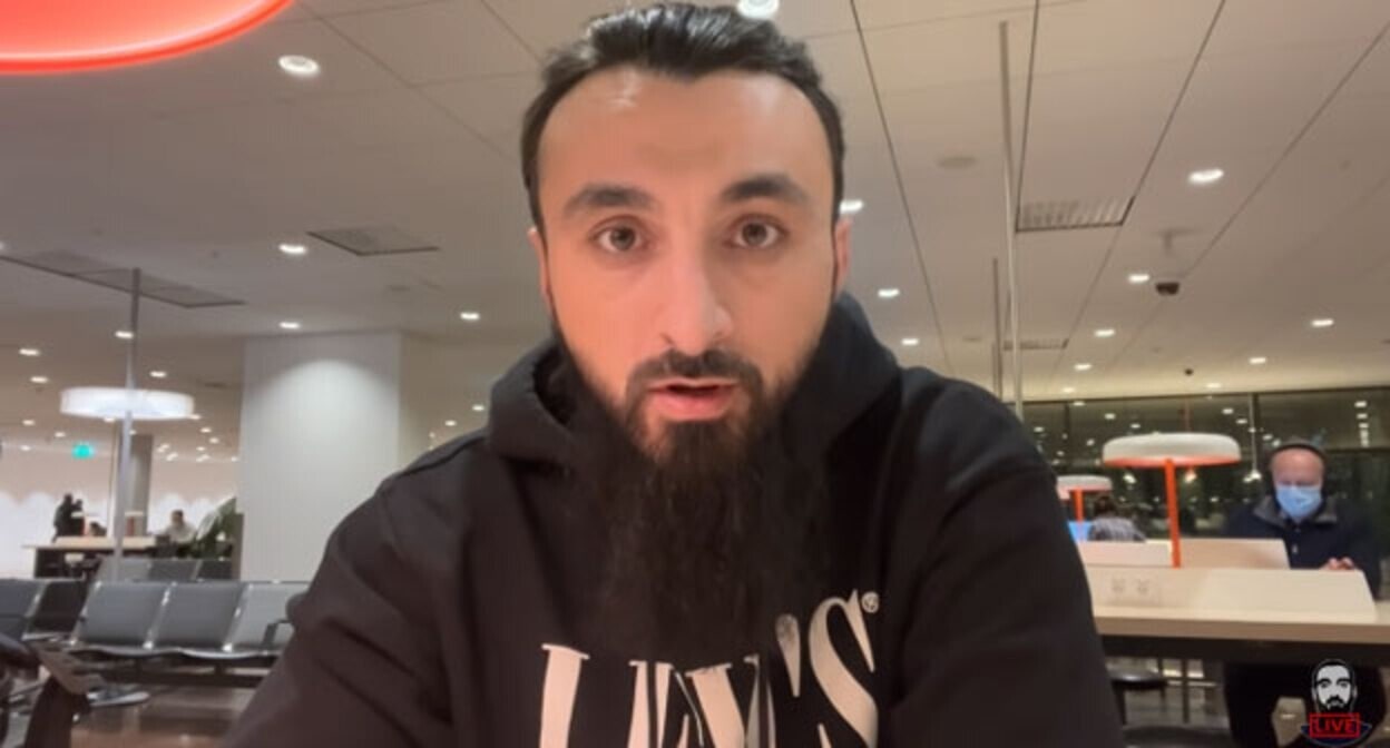Тумсо Абдурахманов сообщает о решении Интерпола. Кадр видео на YouTube-канале Тумсо Абдурахманова https://www.youtube.com/watch?v=qgqHaGJesjE Тумсо Абдурахманов сообщает о решении Интерпола. Кадр видео на YouTube-канале Тумсо Абдурахманова https://www.youtube.com/watch?v=qgqHaGJesjE