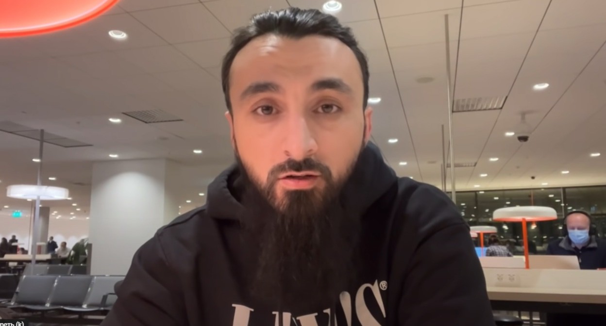 Тумсо Абдурахманов сообщает о решении Интерпола. Кадр видео на YouTube-канале Тумсо Абдурахманова https://www.youtube.com/watch?v=qgqHaGJesjE Тумсо Абдурахманов сообщает о решении Интерпола. Кадр видео на YouTube-канале Тумсо Абдурахманова https://www.youtube.com/watch?v=qgqHaGJesjE