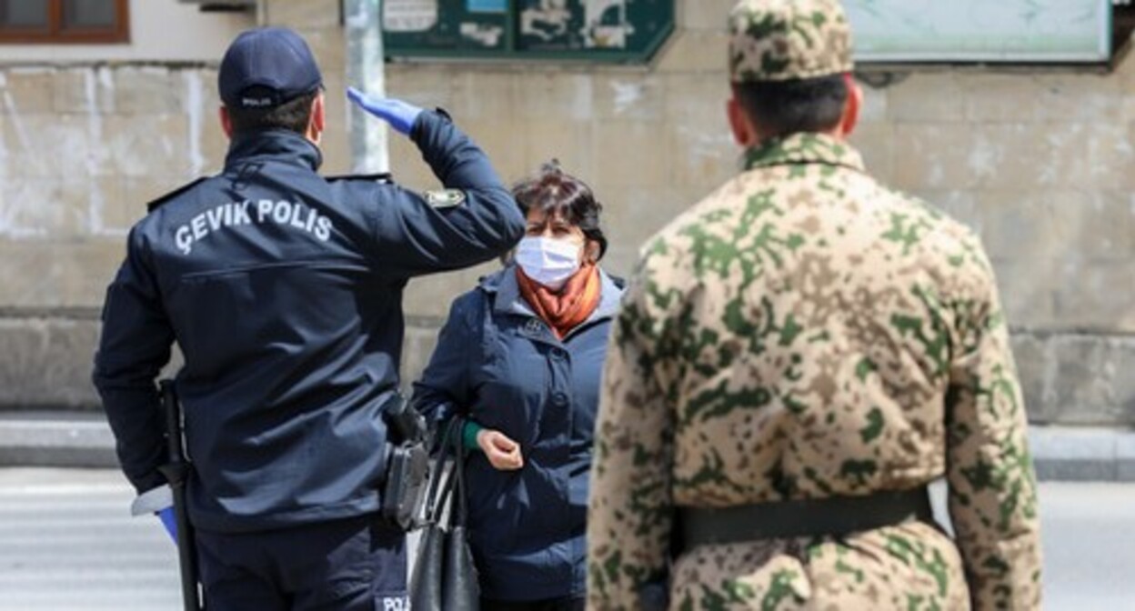 Полиция останавливает женщину на улице Баку во время карантина. Фото Азиза Каримова для "Кавказского узла" Полиция останавливает женщину на улице Баку во время карантина. Фото Азиза Каримова для "Кавказского узла"