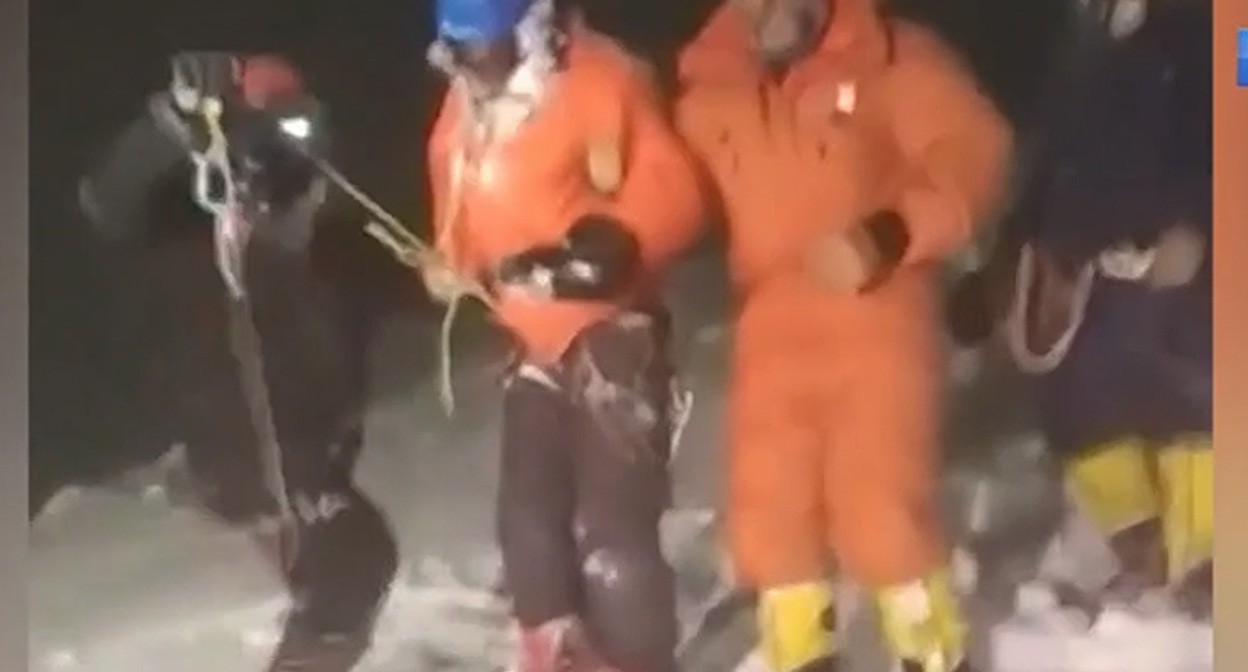 Участники трагического восхождения на Эльбрус. Кадр видео https://smotrim.ru/article/2619562 Участники трагического восхождения на Эльбрус. Кадр видео https://smotrim.ru/article/2619562
