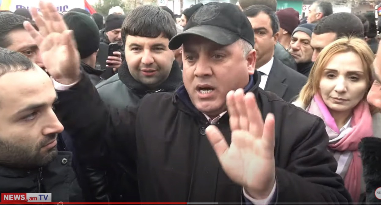 Протестующие в Паракаре. Кадр видео NEWS AM https://www.youtube.com/watch?v=PUUatZbXN58 Протестующие в Паракаре. Кадр видео NEWS AM https://www.youtube.com/watch?v=PUUatZbXN58