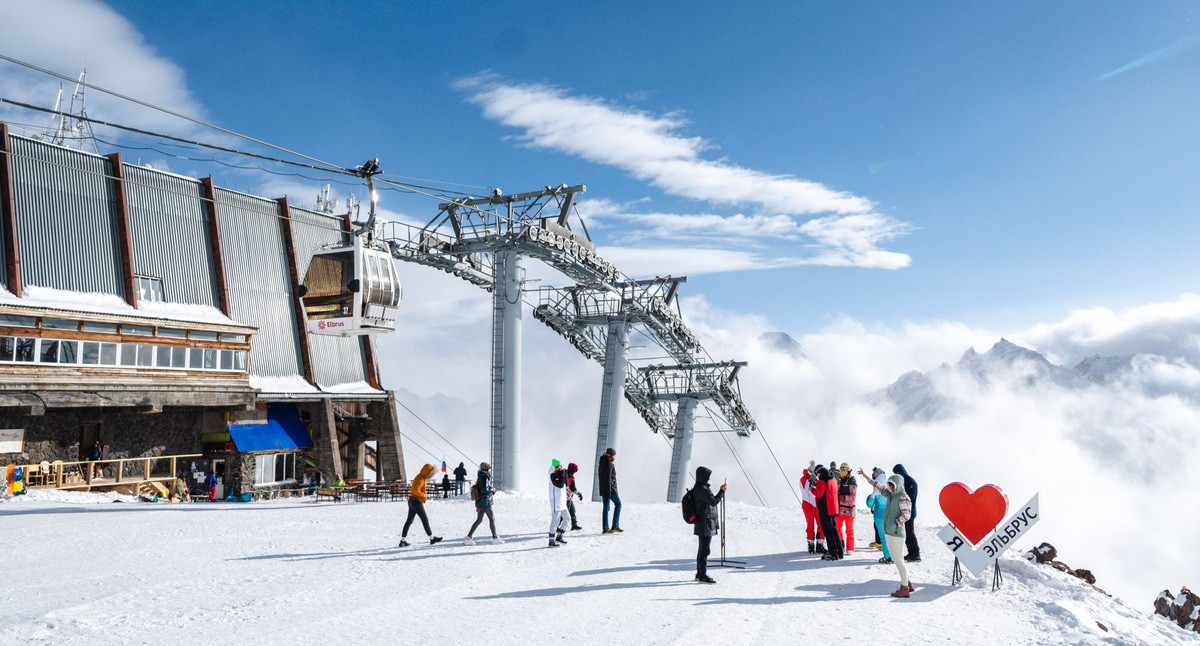 Склон курорта "Эльбрус". Фото пресс-службы курорта "Эльбрус" https://resort-elbrus.ru/30-noyabrya-poslednij-den-predprodazh-so-skidkami/ Склон курорта "Эльбрус". Фото пресс-службы курорта "Эльбрус" https://resort-elbrus.ru/30-noyabrya-poslednij-den-predprodazh-so-skidkami/