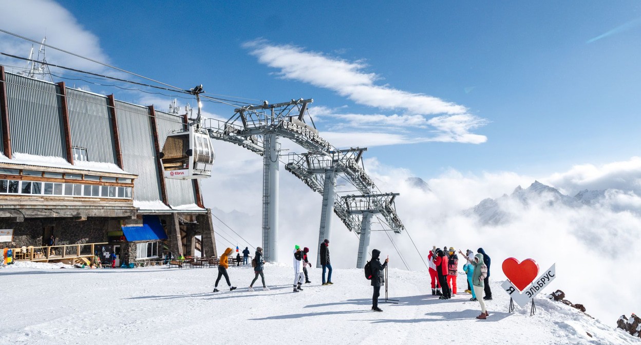 Склон курорта "Эльбрус". Фото пресс-службы курорта "Эльбрус" https://resort-elbrus.ru/30-noyabrya-poslednij-den-predprodazh-so-skidkami/ Склон курорта "Эльбрус". Фото пресс-службы курорта "Эльбрус" https://resort-elbrus.ru/30-noyabrya-poslednij-den-predprodazh-so-skidkami/