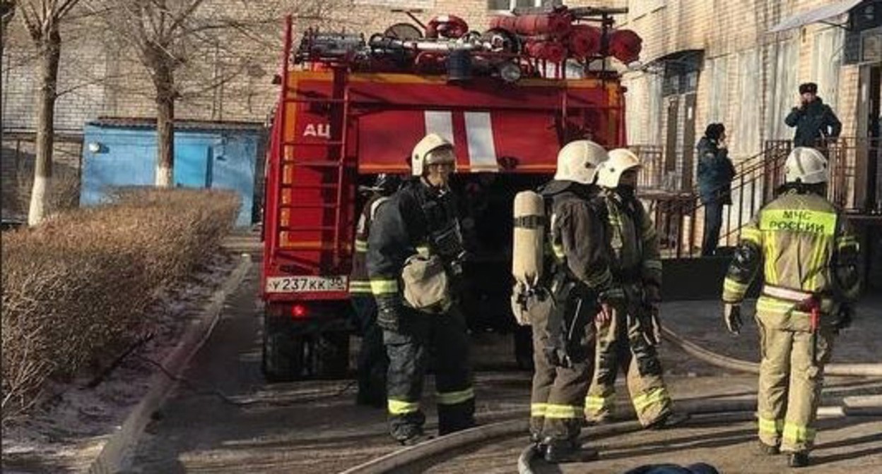 Сотрудники МЧС на месте пожара в инфекционной больнице в Астрахани. Фото пресс-службы областного управления МЧС https://30.mchs.gov.ru/deyatelnost/press-centr/operativnaya-informaciya/4639676 Сотрудники МЧС на месте пожара в инфекционной больнице в Астрахани. Фото пресс-службы областного управления МЧС https://30.mchs.gov.ru/deyatelnost/press-centr/operativnaya-informaciya/4639676