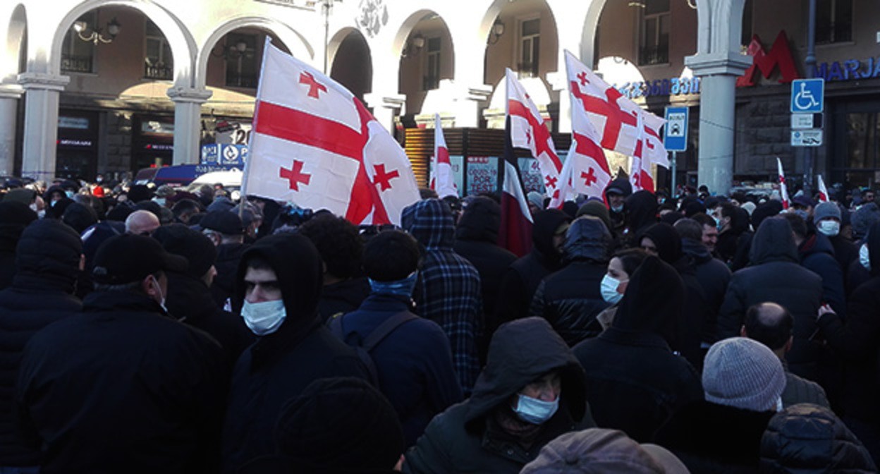 Шествие с требованием выпустить на свободу до суда всех арестованных по делу об избиении журналистов на акции протеста против гей-парада. Тбилиси, 24 декабря 2021 г. Фото Инны Кукуджановой для "Кавказского узла" Шествие с требованием выпустить на свободу до суда всех арестованных по делу об избиении журналистов на акции протеста против гей-парада. Тбилиси, 24 декабря 2021 г. Фото Инны Кукуджановой для "Кавказского узла"