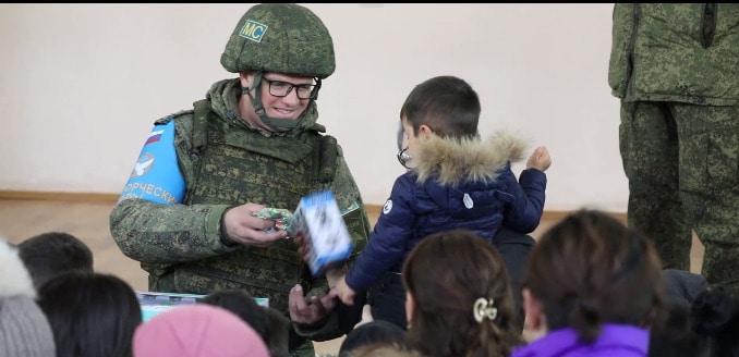 Передача подарков детям в села Ван. Скриншот кадра видео на сайте Минобороны России. https://mil.ru/russian_peacekeeping_forces/news/more.htm?id=12400507@egNews Передача подарков детям в села Ван. Скриншот кадра видео на сайте Минобороны России. https://mil.ru/russian_peacekeeping_forces/news/more.htm?id=12400507@egNews