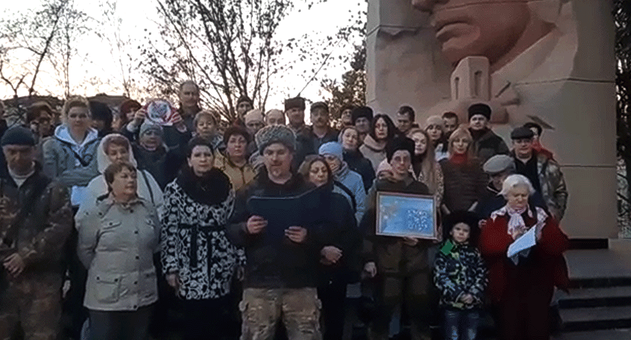 Атаман Кисловодской Казачьей общины Святого Цесаревича Алексия Нещерет Сергей Николаевич зачитывает обращение перед мемориалом "Воинская слава" на проспекте Цандера. Кадр видео РИА КАТЮША https://vk.com/video-115161362_456243642 Атаман Кисловодской Казачьей общины Святого Цесаревича Алексия Нещерет Сергей Николаевич зачитывает обращение перед мемориалом "Воинская слава" на проспекте Цандера. Кадр видео РИА КАТЮША https://vk.com/video-115161362_456243642