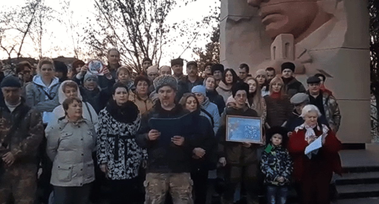 Атаман Кисловодской Казачьей общины Святого Цесаревича Алексия Нещерет Сергей Николаевич зачитывает обращение перед мемориалом "Воинская слава" на проспекте Цандера. Кадр видео РИА КАТЮША https://vk.com/video-115161362_456243642 Атаман Кисловодской Казачьей общины Святого Цесаревича Алексия Нещерет Сергей Николаевич зачитывает обращение перед мемориалом "Воинская слава" на проспекте Цандера. Кадр видео РИА КАТЮША https://vk.com/video-115161362_456243642