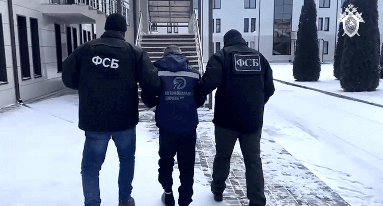 Задержание по подозрению в участии в нападении группировки Басаева и Хаттаба на Дагестан в 1999 году. Кадр видео пресс-службы СК РФ https://sledcom.ru/news/item/1642760/ Задержание по подозрению в участии в нападении группировки Басаева и Хаттаба на Дагестан в 1999 году. Кадр видео пресс-службы СК РФ https://sledcom.ru/news/item/1642760/
