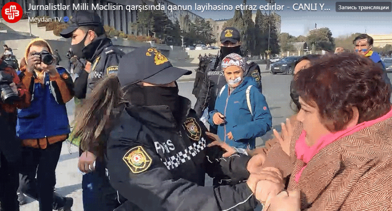 Участники акции против закона "О медиа". Кадр видео Meydan.TV https://www.facebook.com/MeydanTelevision/videos/251010010476344 Участники акции против закона "О медиа". Кадр видео Meydan.TV https://www.facebook.com/MeydanTelevision/videos/251010010476344