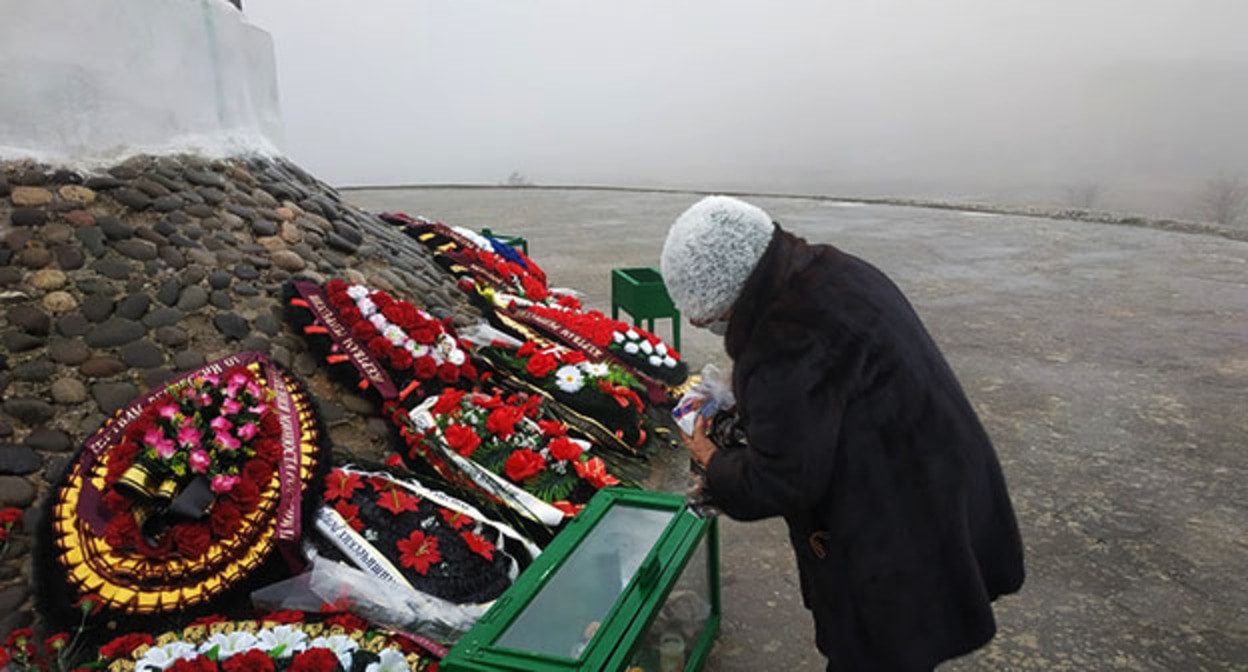 Жители Калмыкии почтили память жертв депортации. Элиста, 28 декабря 2021 г. Фото Бадмы Бюрчиева для "Кавказского узла" Жители Калмыкии почтили память жертв депортации. Элиста, 28 декабря 2021 г. Фото Бадмы Бюрчиева для "Кавказского узла"